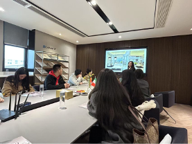 学院师生听工作人员介绍企业